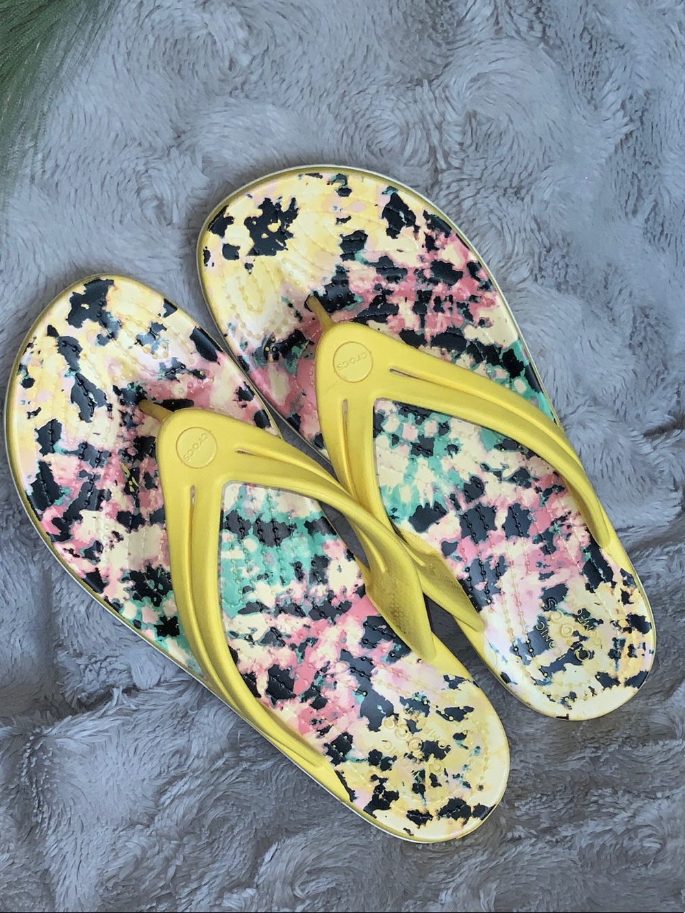 5$🤩CROCS Yellow Tie-Dye Print Flip Flops